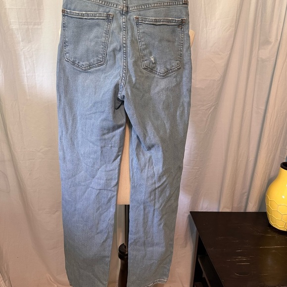 Madewell Light wash Size 25x28. Distressed, Ripped Knees. Comfy. Straight Leg - Picture 5 of 7